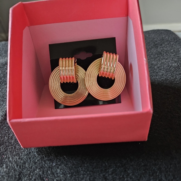 Earrings - Picture 2 of 4